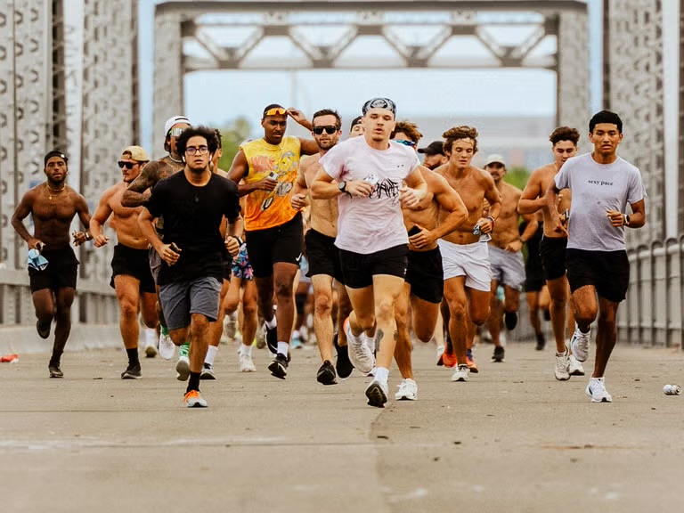 Runners samen lachend in een stadspark